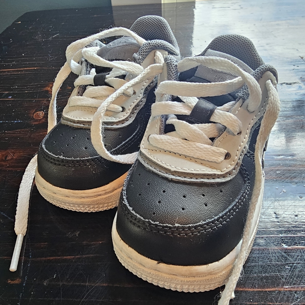 NIKE AIR FORCE 1 ONE MID LV8